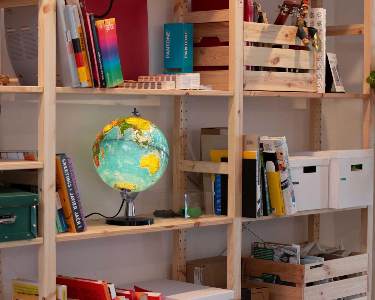 Estanteria de libros del estudio.