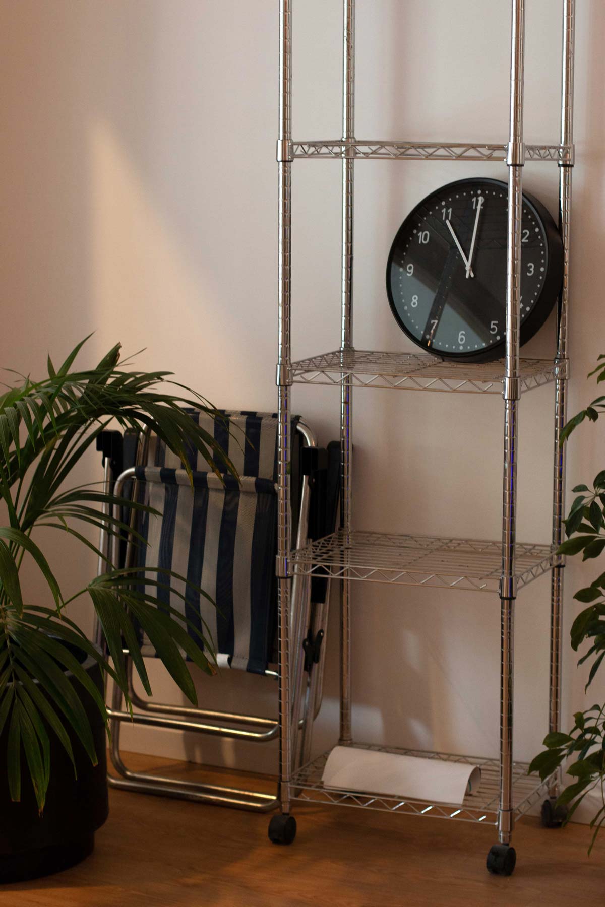 Estanteria con un reloj  y plantas.