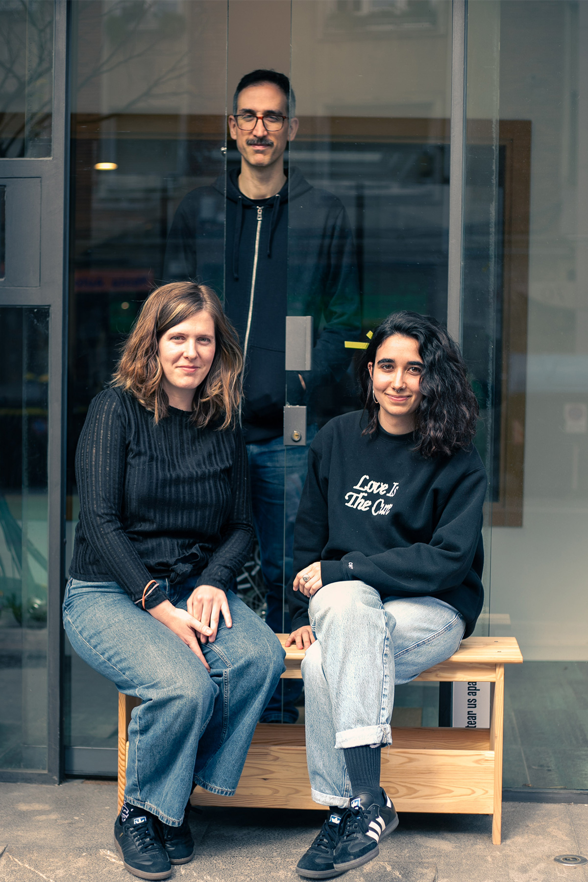 Mikel, Laurra y Ane en la puerta del estudio.