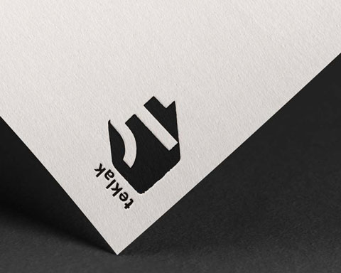 Logotipo de Teklak estampado en un papel.