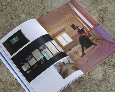 Fotografía del interior de la publicación donde se muestran fotografías del proyecto de Miriam Isasi.