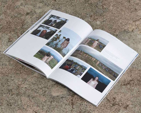 Fotografía del interior de la publicación donde se muestran fotografías del proyecto de Oihane Amurrio.