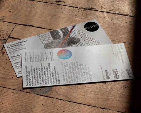 Postal promocional del proyecto en el suelo.