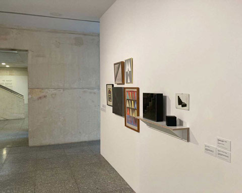Fotografía de una pared de la exposición de donde cuelgan obras de Gerardo Armesto.