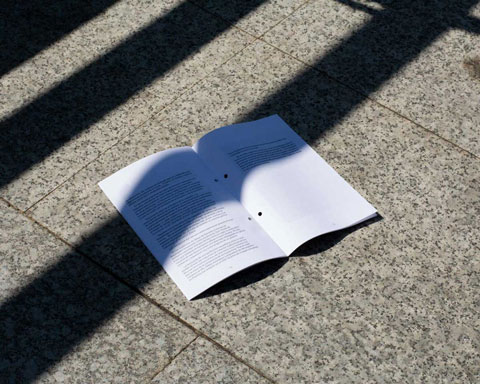 Folleto de la exposición abierto.