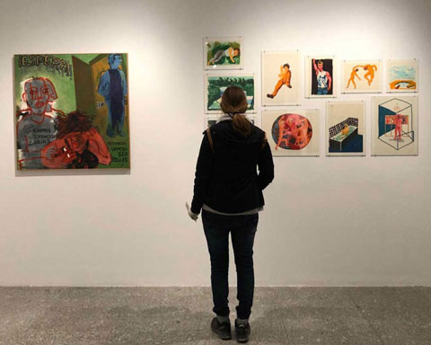 Fotografía de una mujer en la exposición de González Placer.