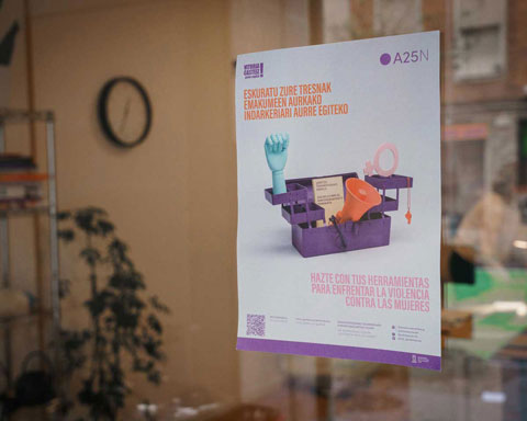 Parte delantera de la programación del 25N que muestra el cartel.