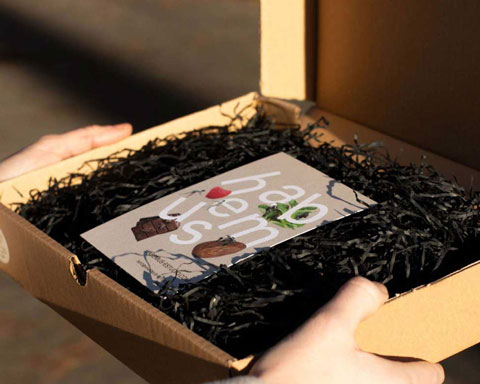 Tarjeta de Habemus para felicitar las fiestas dentro de la caja.