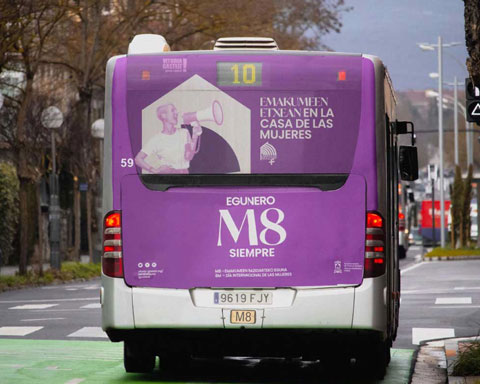 Vinilo de la campaña en la trasera de un autobús urbano de Vitoria-Gasteiz.