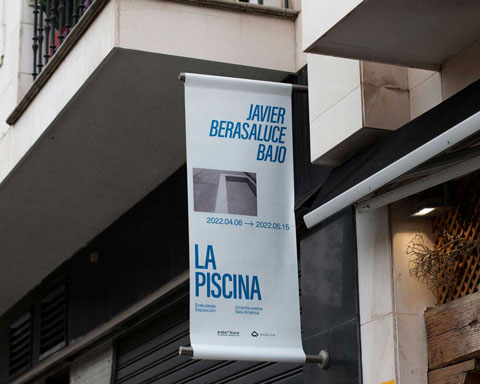 Banderola al exterior de la sala de con la gráfica de la exposición.