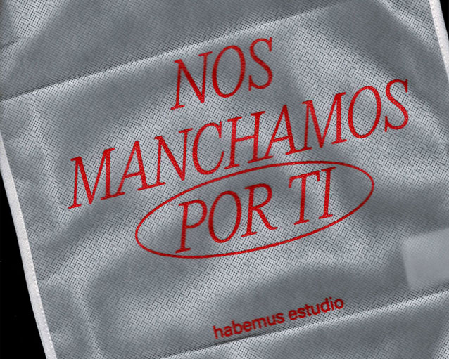 Babero con el lema nos manchamos por ti para la campana de Navidad de 2023 de Habemus Estudio