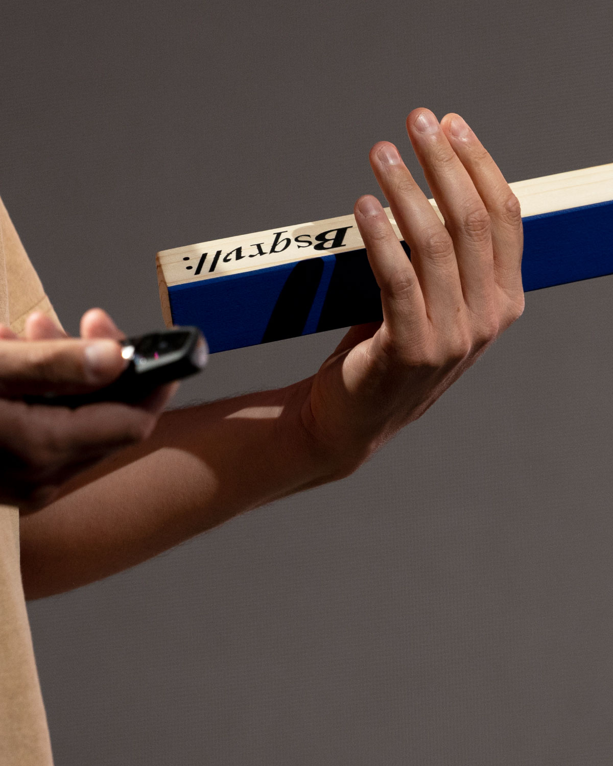 Mazorca de madera pintada de azul con el logo de Basquerville.
