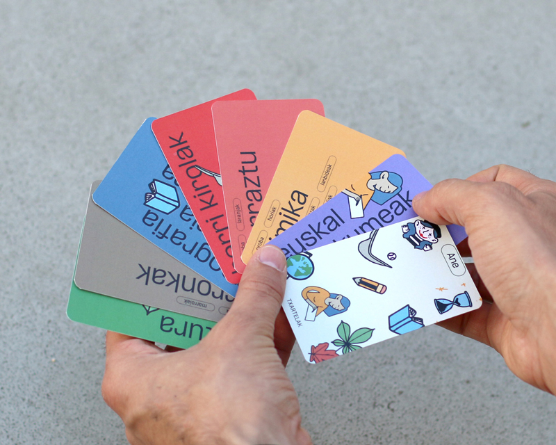 8 tarjetas de distintos colores con 8 categorias diferentes
