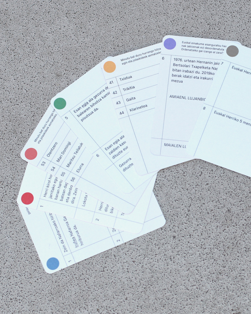 8 tarjetas de distintos colores con 8 retos diferentes