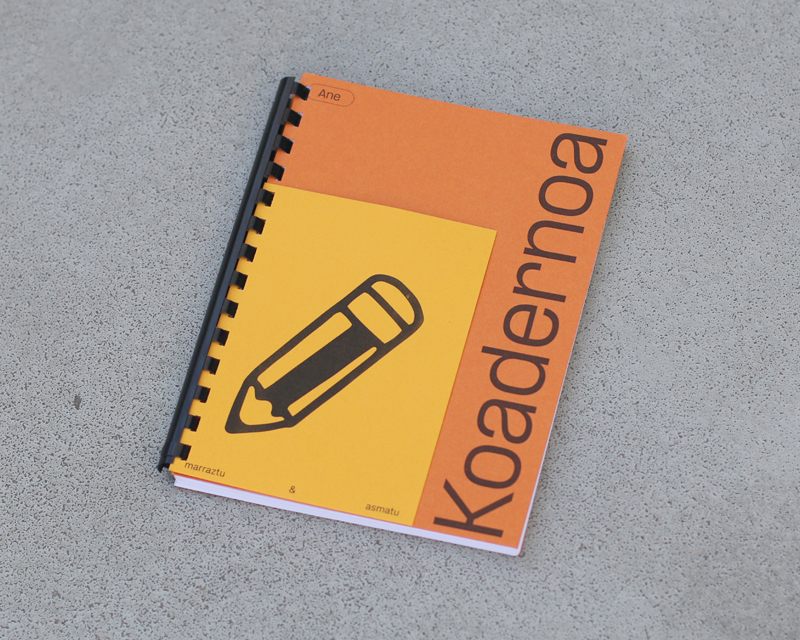 Cuaderno naranja con doble portada. En la primera porada aparece la ilustracion de un lápiz y en la segunda portada esa escrita la palabrra kuadernoa